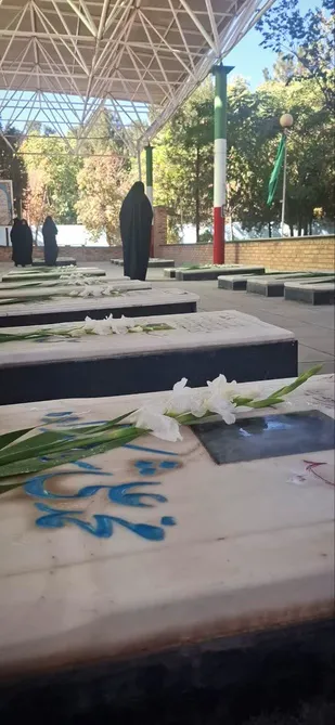 غبار روبی مزار شهدا در بویین زهرا انجام شد