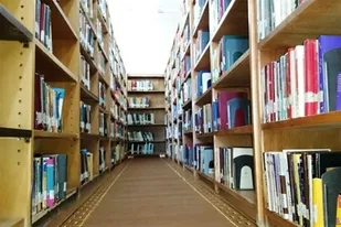 مُهر تعطیلی همچنان بر سردر مرکز فرهنگی کتابخانه&zwnj; فجر بخش صالح آباد