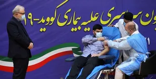آغاز واکسیناسیون سراسری کرونا در ۶۳۵ بیمارستان کشور/فرزند وزیر بهداشت واکسن دریافت کرد