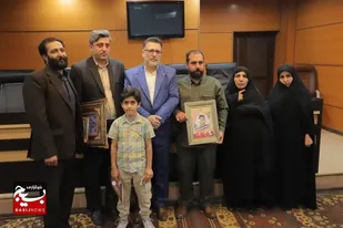 اهدای چفیه امام خامنه&zwnj;ای به بازیگر نقش شهید عجمیان