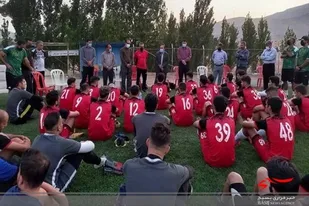 بازدید فرمانده سپاه فجر از تمرینات تیم فوتبال فجر شهید سپاسی/روحیه نشاط و امید در تیم فجر حاکم است