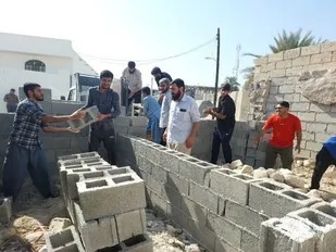 طلاب بسیجی مدرسه ای که برای محرومان خانه می سازند
