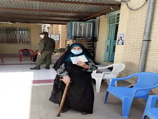 گروه جهادی پایگاه مقاومت کوثر در روز انتخابات به کمک سالمندان رفتند