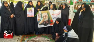 بسیجیان پایگاه بسیج کریمه اهل بیت گلزار شهدای قم را گلباران کردند