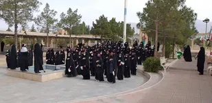دانش آموزان زرندی قبور مطهر شهداء را عطر افشانی و گلباران کردند