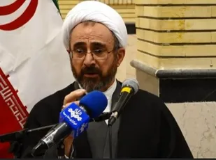 شهدا قهرمانان واقعی جامعه هستند
