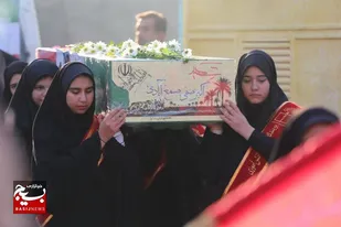 استقبال دانش&zwnj;آموزان آبیک از پیکر مطهر شهید والامقام اکبر صفی صمغ&zwnj; آبادی