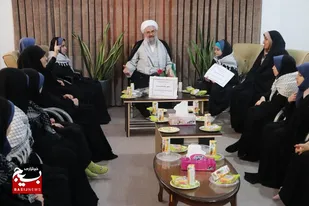دیدار جمعی از دانش&zwnj;آموزان دبستان دخترانه مائده فخریه با امام&zwnj;جمعه ملایر