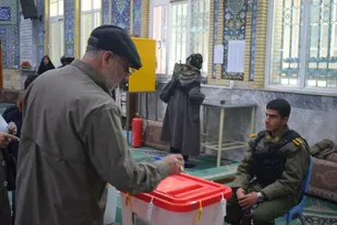مردم همواره پای انقلاب هستند
