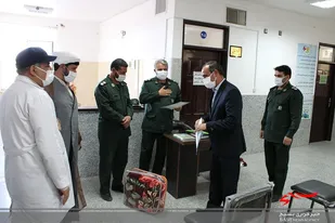 تقدیر از کادر درمانی درمانگاه ایثارگران کاشمر توسط مسئولین سپاه شهرستان