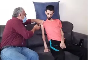 انجام واکسیناسیون معلولان شدید در منزل آنها