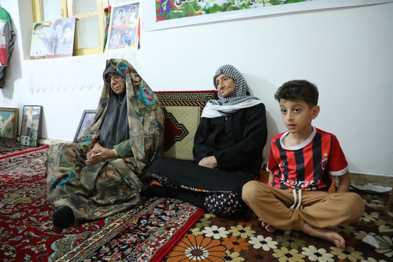 پسرم سن کمی داشت، اما کتاب‌هایش را جمع کرد و عازم جبهه شد