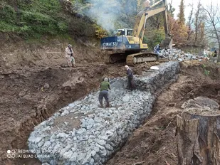 بازسازی راه روستایی تخریب شده بر اثر رانش زمین در استان گیلان