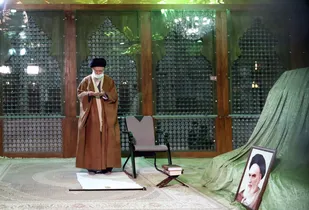 رهبر انقلاب در مرقد مطهر امام خمینی(ره) و گلزار شهدا حضور یافتند