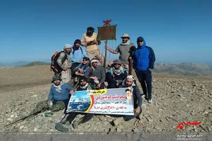 صعود تیم کوهنوردی تیپ۱۲ به قله نیزوا