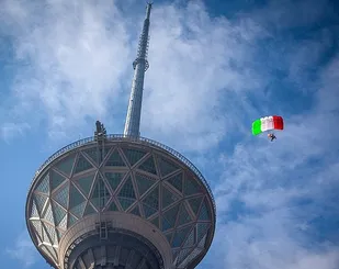 &laquo;پرواز اقتدار&raquo; توسط تکاوران سپاه پاسداران بر فراز برج میلاد تهران