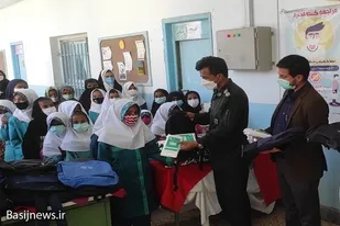 توزیع 200 بسته لوازم التحریر به دانش آموزان مدرسه خدیجه کبری در چابهار