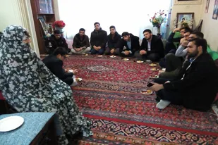 دیدار اعضای شورای قرارگاه شهید الحسینی با مادر شهید &laquo;الحسینی&raquo; در همدان