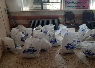 توزیع بسته های معیشتی در بین خانواده های محروم و آسیب دیده از کرونا