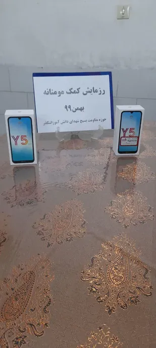 اهدای دو دستگاه تلفن همراه هوشمند به دانش اموزان اشکذری