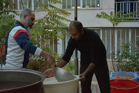 شله مشهدی؛ نذری سادات حَسَنی در روز شهادت امام حسن مجتبی(ع)