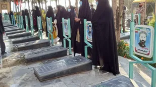همایش اقتدار همراه با عطر افشانی قبور شهدا