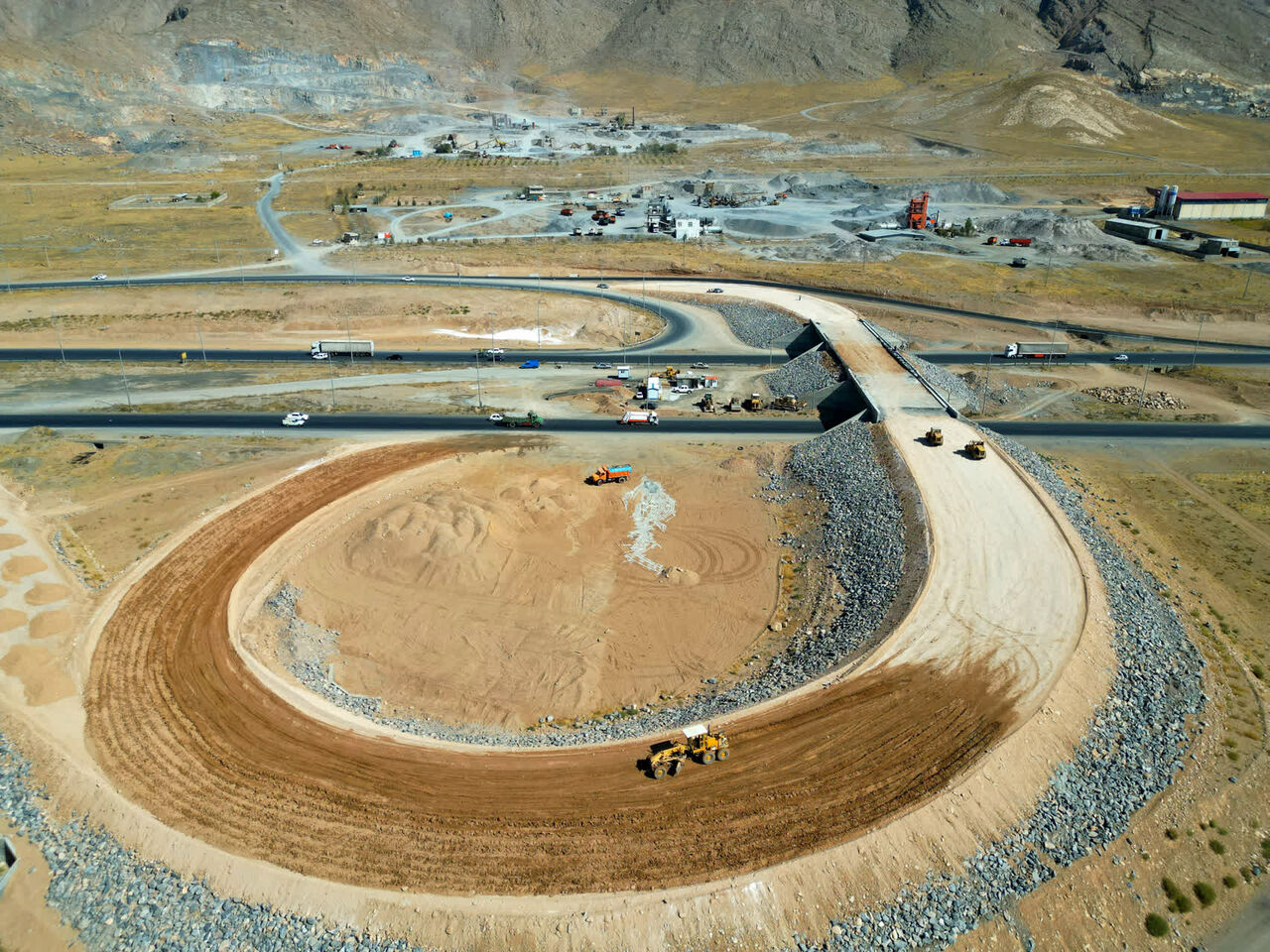 تقاطع غیرهمسطح دوراهی خنداب تا ۶ هفته آینده به بهره‌برداری می‌رسد