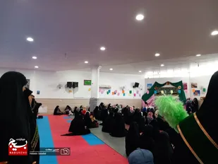 جشن دهه&zwnj; در کرامت محله عسکریه قم با تبرک جستن به پرچم مقدس حرم امام رضا(ع)