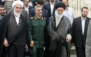 روزی که آقا و حاج قاسم به دیدار ام البنین کرمان رفتند