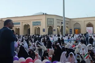 برگزاری همایش ۱۰ هزار نفری دانش اموزان دختر روزه اولی و مادرانشان درشیراز