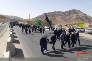 ابراز ارادت عاشقان حسینی در پیاده روی اربعین مهدیشهر