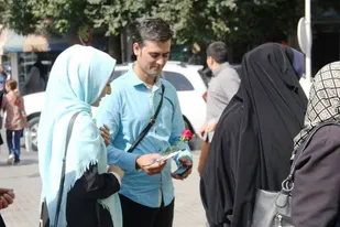 اهدای شاخه گل به زوج&zwnj;های جوان به مناسبت روز ازدواج در ملایر
