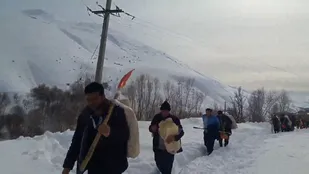 کمک رسانی گروه&zwnj;های مردمی بسیج به اهالی روستای ورکش از توابع صوفیان