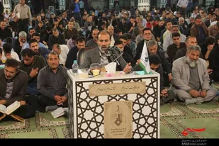 مناجات خیل مردم شهرکرد در شب قدر، زیر چتر قرآن
