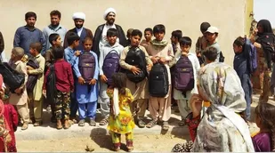 توزیع ۷۵ بسته کمک آموزشی و لوازم التحریر در مناطق کم برخوردار
