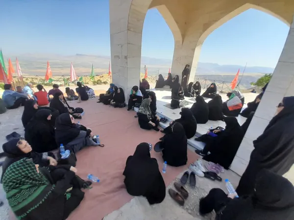 بازدید بسیجیان کاروان راهیان نور گرگان از یادمان شهدای بازی&zwnj;دراز