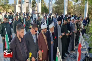 غبارروبی و عطر&zwnj;افشانی گلزار مطهر شهدای تویسرکان به مناسبت هفته دفاع مقدس
