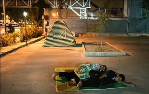 آوارگی همراهان بیماران شهرستانی در کوچه و خیابان های تهران