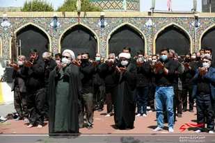 برپایی مراسم عزاداری و نماز ظهر عاشورا در میدان امام خمینی (ره) شهرستان اشتهارد