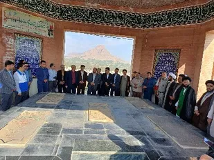 غبار روبی مزار ستارگان زمینی شهدای گمنام در سامان+عکس