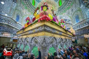 تزیین حرم مطهر امام حسین(ع) با هزاران شاخه گل