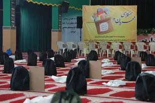 توزیع یک هزار بسته نوشت افزار در بین دانش آموزان نیازمند استان یزد