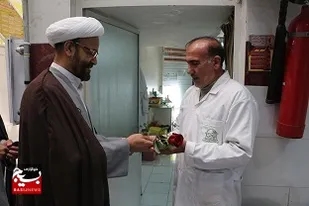 به مناسبت ولادت حضرت زینب علیها السلام و روز پرستار، مسئول نمایندگی ولی فقیه سپاه حضرت صاحب الزمان(عج) حجت الاسلام رحمت الله صادقی با حضور در سوم شعبان سپاه فلاورجان از پرستاران و کادر درمان با اهدا گل و هدایا تقدیر کردند