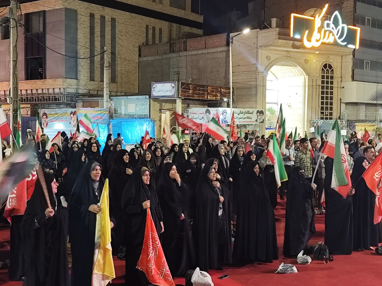 رقص پرچم ایران در میدان کوثر؛ روایت عشق و ایستادگی مردم + تصاویر