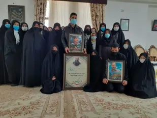 دیدار خواهران بسیجی بسطام با خانواده شهید جستجوگر نور محمود حاجی قاسمی
