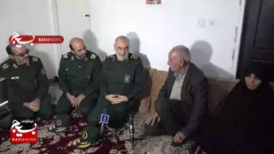 حضور فرمانده شهید کل سپاه پاسداران انقلاب اسلامی، در منزل بسیجی شهید سید روح&zwnj;الله عجمیان