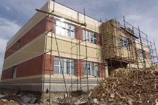 ادامه ساخت ۲۱۰۰ کلاس درس در خوزستان در شرایط جنگی/ تحویل ۶۰۰  کلاس تا مهرماه