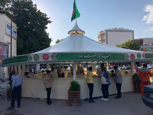 برپایی چایخانه حضرت رضا (ع) و اجرای گروه سرود در میادین شاهرود+ تصاویر