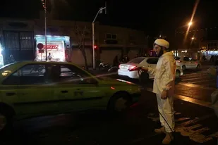 ضدعفونی و گندزدایی مناطقی از تهران توسط جهادگران و طلاب بسیجی