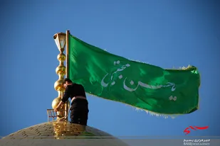 اهتزاز پرچم امام حسن مجتبی(ع) بر گنبد امامزاده عبدالله(ع) همدان